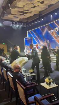 C罗进场时主动握手，亚马尔、博格巴和登贝莱纷纷起身回应🫠